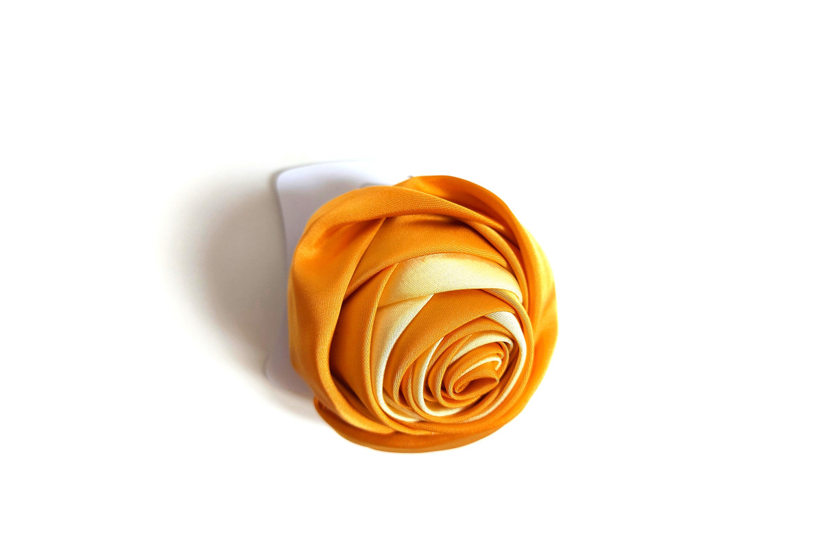 Rosa per Abiti e Capelli con Spilla - Giallo Oro Rosa per Abiti e Capelli con Spilla - Giallo Oro
