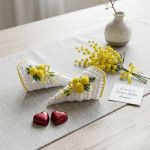 Set di 2 Coni Porta-Confetti all'Uncinetto con Mimosa Set di 2 Coni Porta-Confetti all'Uncinetto con Mimosa