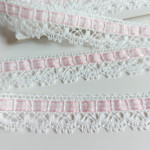 Puntilla de Bolillos Blanco con Pasacinta de Color Rosa