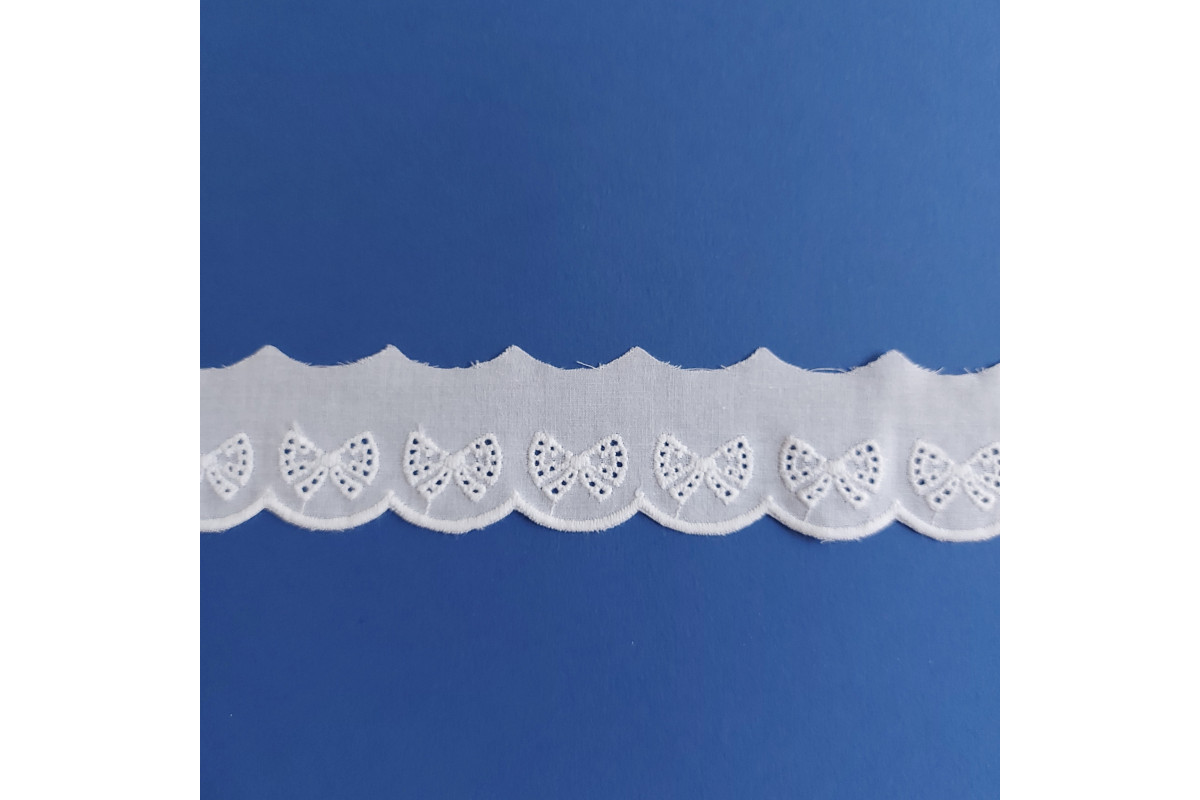 Pizzo Sangallo con Fiocchi - Altezza 3,5 cm Pizzo Sangallo con Fiocchi - Altezza 3,5 cm