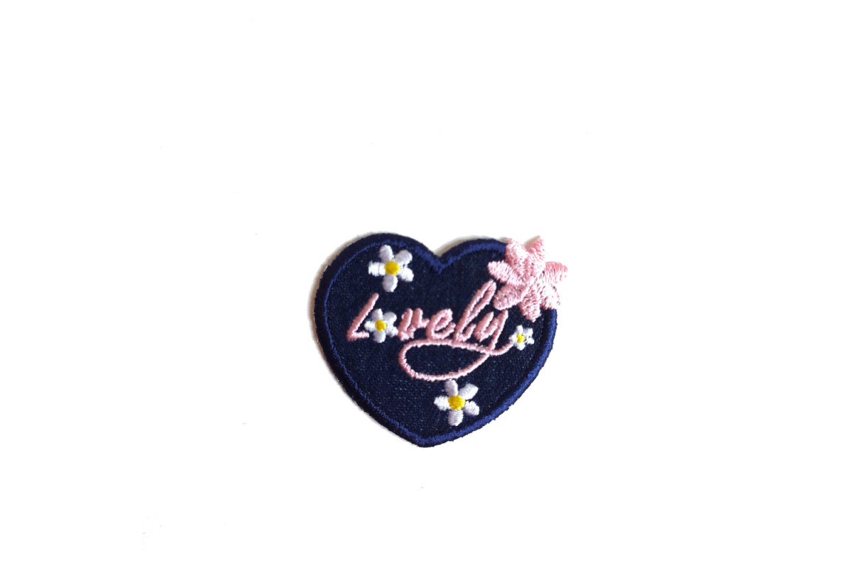Applicazione Termoadesiva - Cuore Jeans e Fiori Rosa Applicazione Termoadesiva - Cuore Jeans e Fiori Rosa