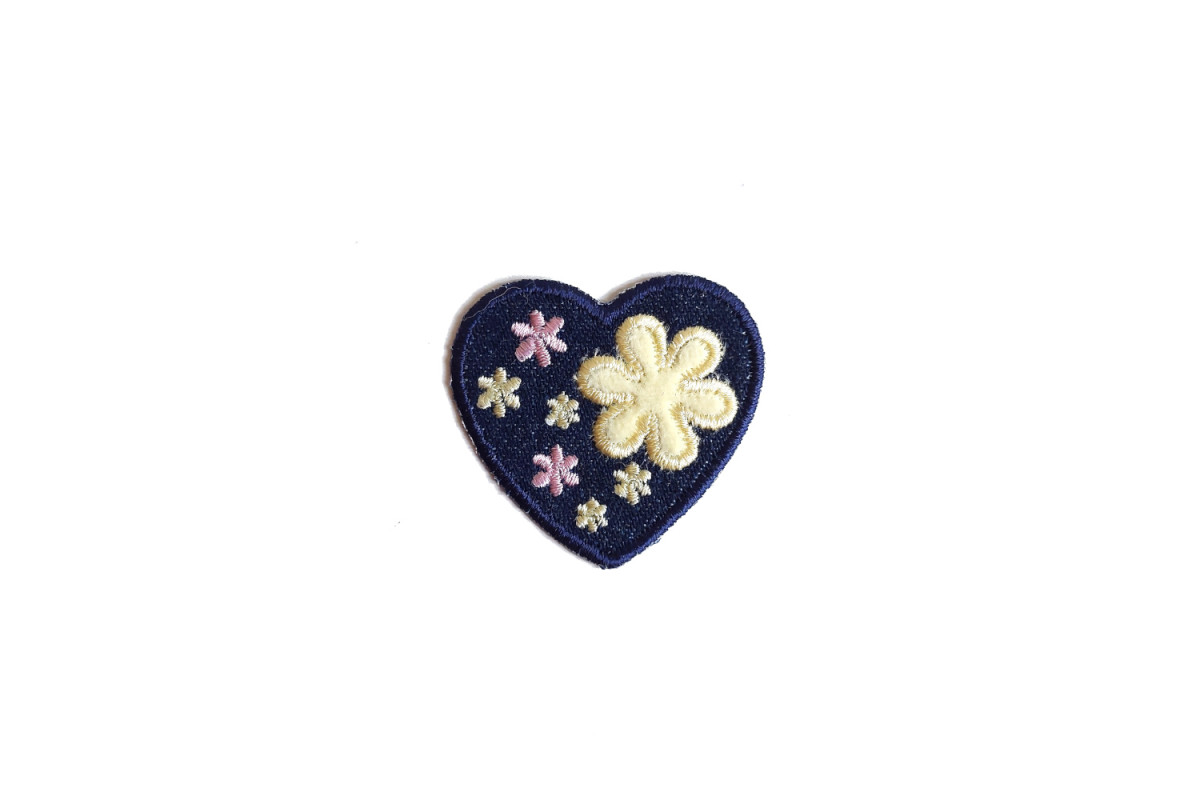 Applicazione Termoadesiva - Cuore Jeans Blu e Fiore Giallo Applicazione Termoadesiva - Cuore Jeans Blu e Fiore Giallo