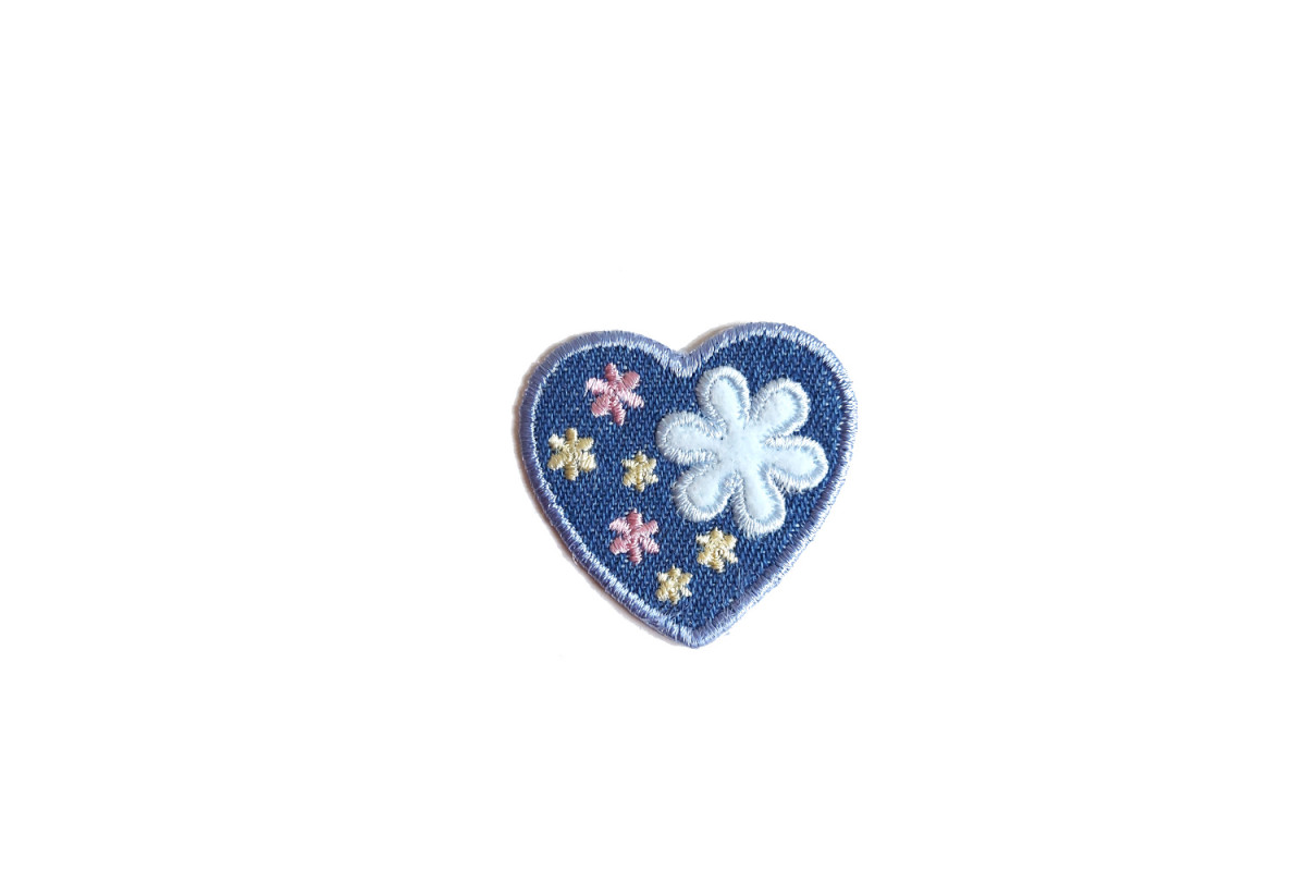 Applicazione Termoadesiva - Cuore Jeans e Fiore Celeste Applicazione Termoadesiva - Cuore Jeans e Fiore Celeste