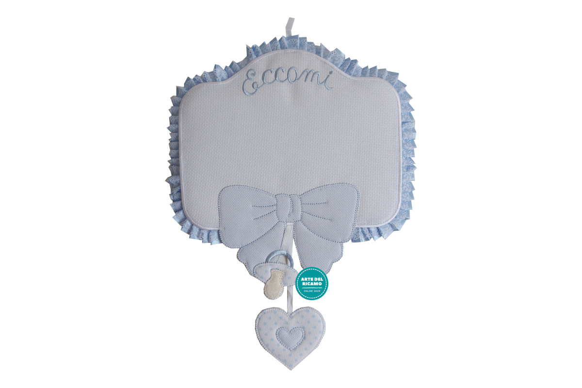 Coccarda Nascita Celeste - Eccomi con Ciuccio e Cuore Coccarda Nascita Celeste - Eccomi con Ciuccio e Cuore
