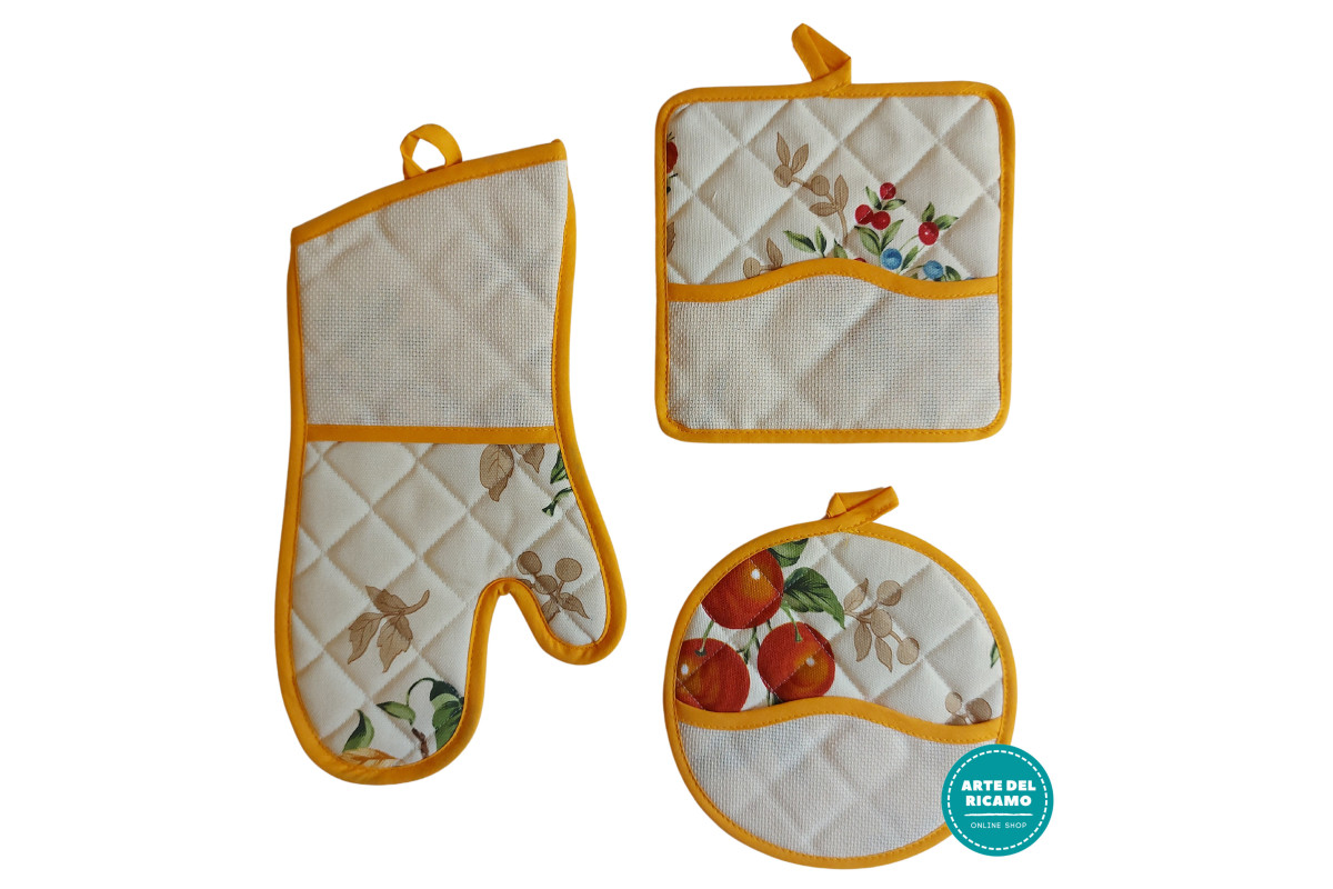 Set Presine e Guantoforno Ricamabile - Fantasia Frutti di Bosco Set Presine e Guantoforno Ricamabile - Fantasia Frutti di Bosco