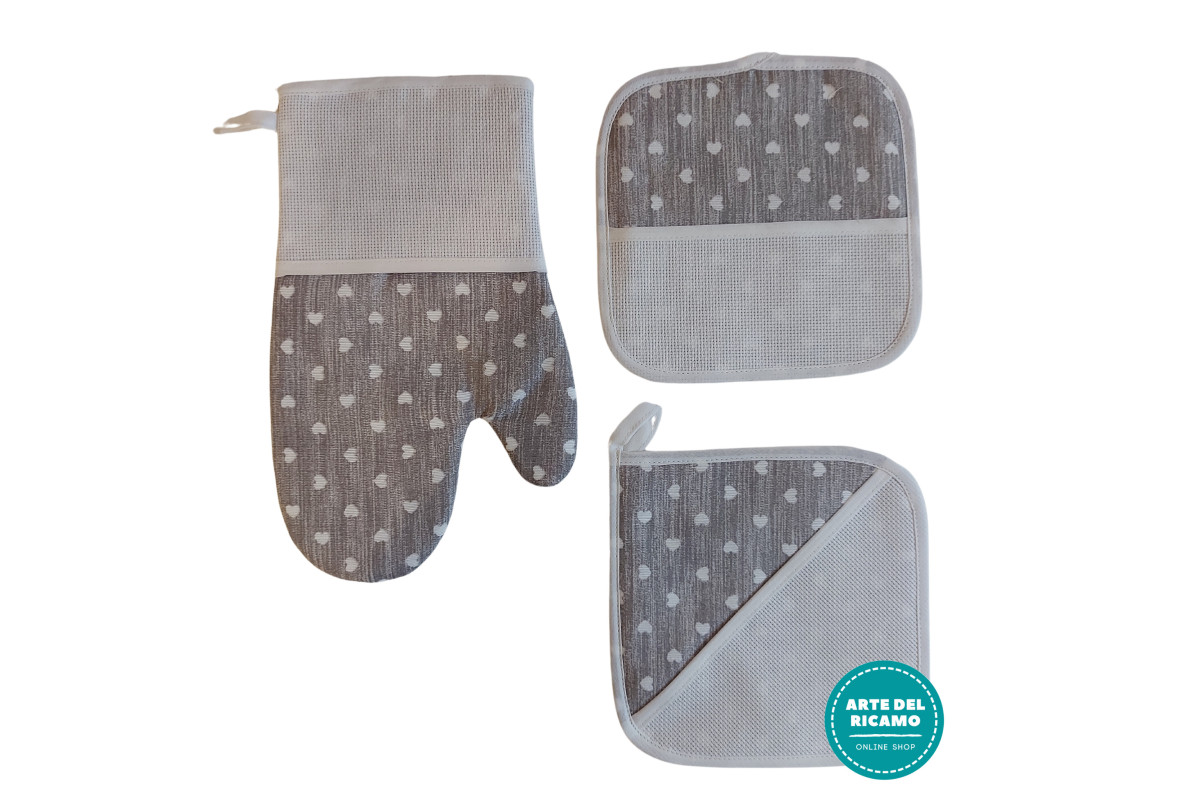 Set Cocina Agarradoras y Guante Horno para Bordar - Color Gris con Corazones Blancos Set Cocina Agarradoras y Guante Horno para Bordar - Color Gris con Corazones Blancos